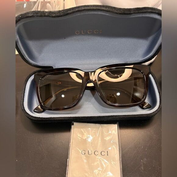 Gucci Women's Sunglasses GG0267SA 002 55 18-150 EUC - Picture 2 of 11